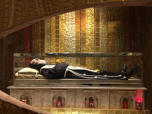 Le corps de Padre Pio dans la chasse de verre à San Giovanni Rotondo
